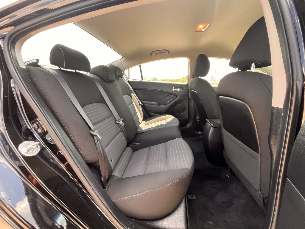 2017 Kia Forte S - Photo 10